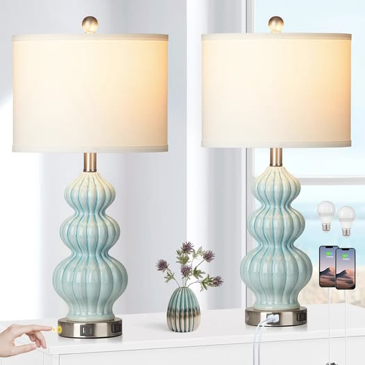 This set of 2 ceramic table lamps has a pretty triple gourd design