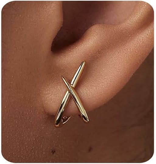 These gold earrings are soooooo cute! I just snagged them!!