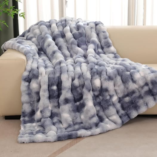 Price drop! This Tie-dye Throw Blanket Looks AMAZING!!