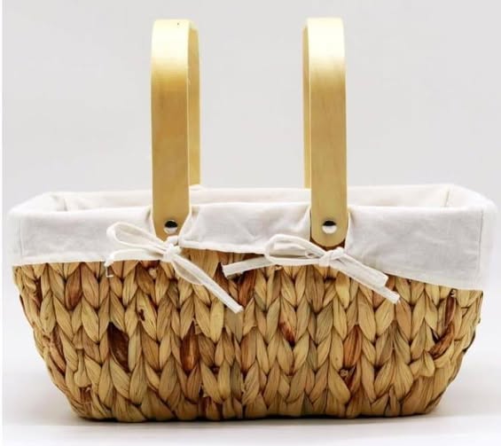 This Wicker Picnic Basket is SO pretty!